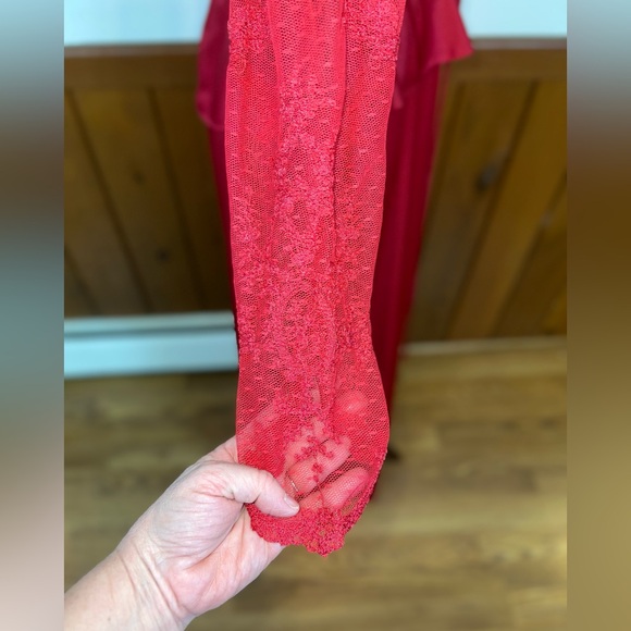 Stunning Vintage 1970s Union Made Red Satin & Lace Gown! - Picture 6 of 9